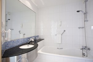 Bañera, secador de pelo, bidet, toallas