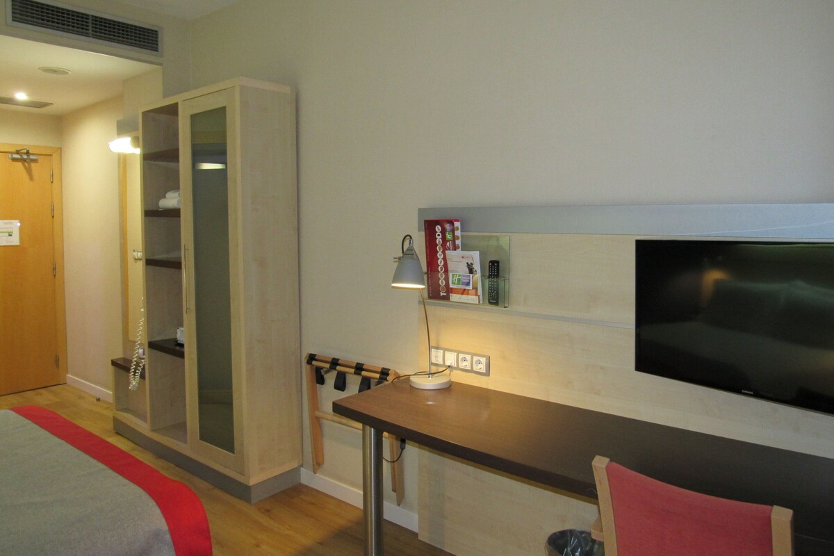 Desk, free cots/infant beds, free WiFi, bed sheets