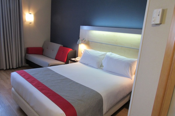 Desk, cribs (free), WiFi (free), bed sheets
