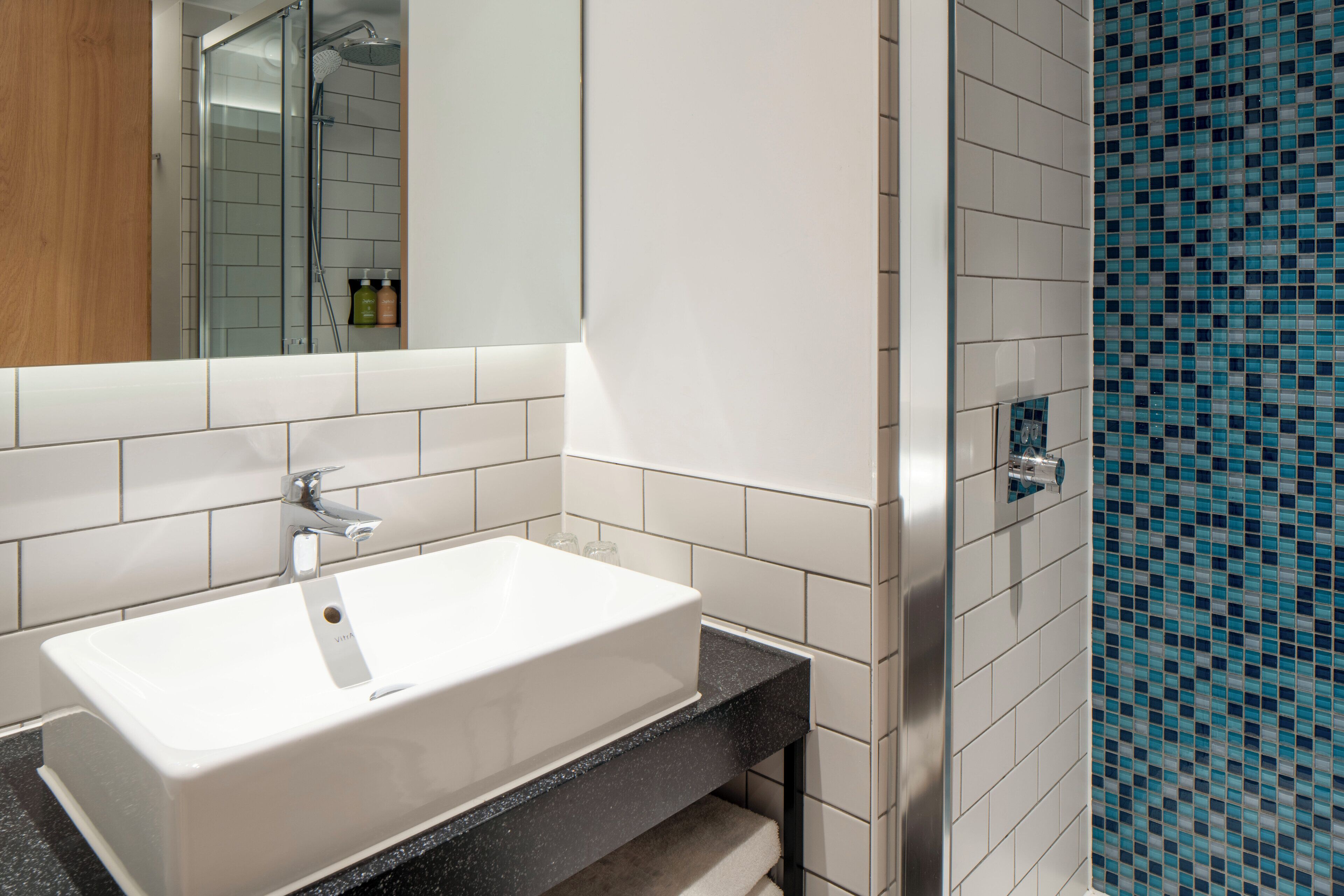 Photo - Holiday Inn London Brentford Lock by IHG