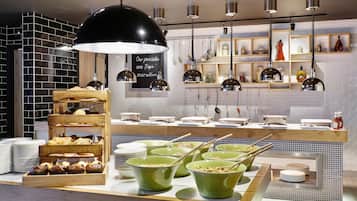 Frukostbuffé varje dag (GBP 13.95 per person)