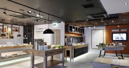 Holiday Inn London Brentford Lock by IHG