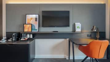 Premium Room, 1 King Bed, Balcony (Canal View) | Room amenity