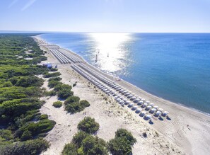 Am Strand, Shuttle zum Strand, Liegestühle, Sonnenschirme