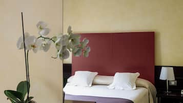 Doppelzimmer, 1 Queen-Bett | Daunenbettdecken, Minibar, Zimmersafe, Schreibtisch