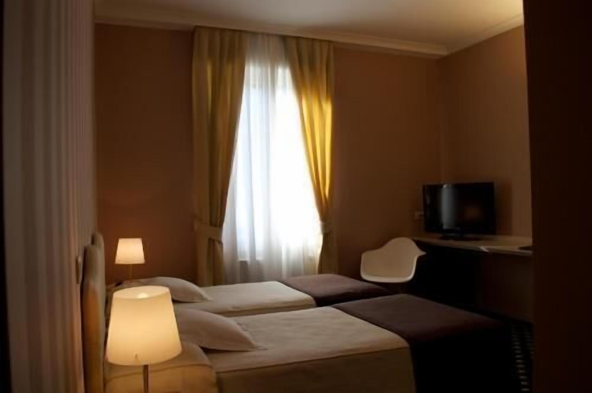 Πουπουλένια παπλώματα, μίνι μπαρ, χρηματοκιβώτιο στο δωμάτιο, γραφείο 