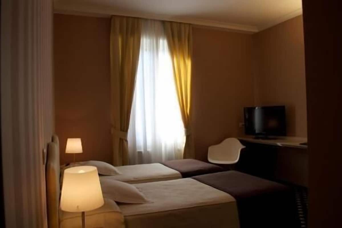 Daunenbettdecken, Minibar, Zimmersafe, Schreibtisch