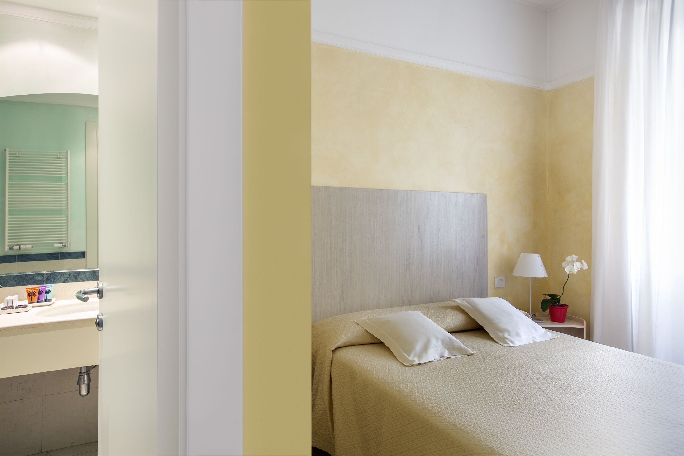 double room, 1 queen bed | down duvets, minibar, in-room safe, desk