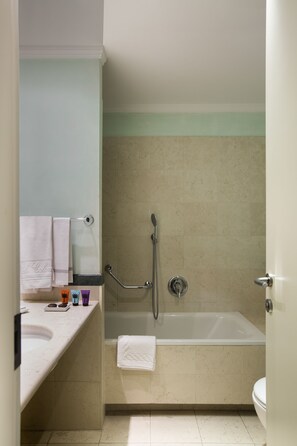 Twin Room, 2 Twin Beds | Bathroom | Free toiletries, hair dryer, slippers, towels - Hotel Colombia (Milan)