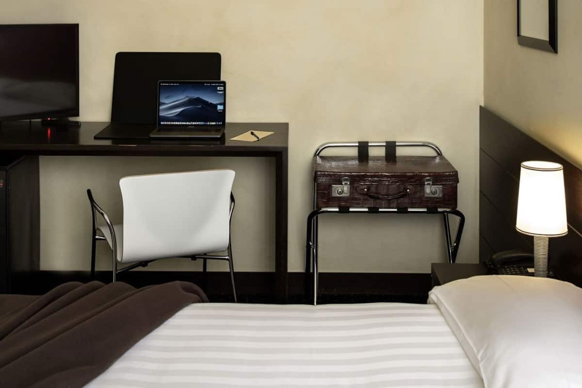 Daunenbettdecken, Minibar, Zimmersafe, Schreibtisch