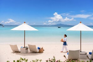 Trên bãi biển, cát trắng, dù trên bãi biển, khăn tắm biển 