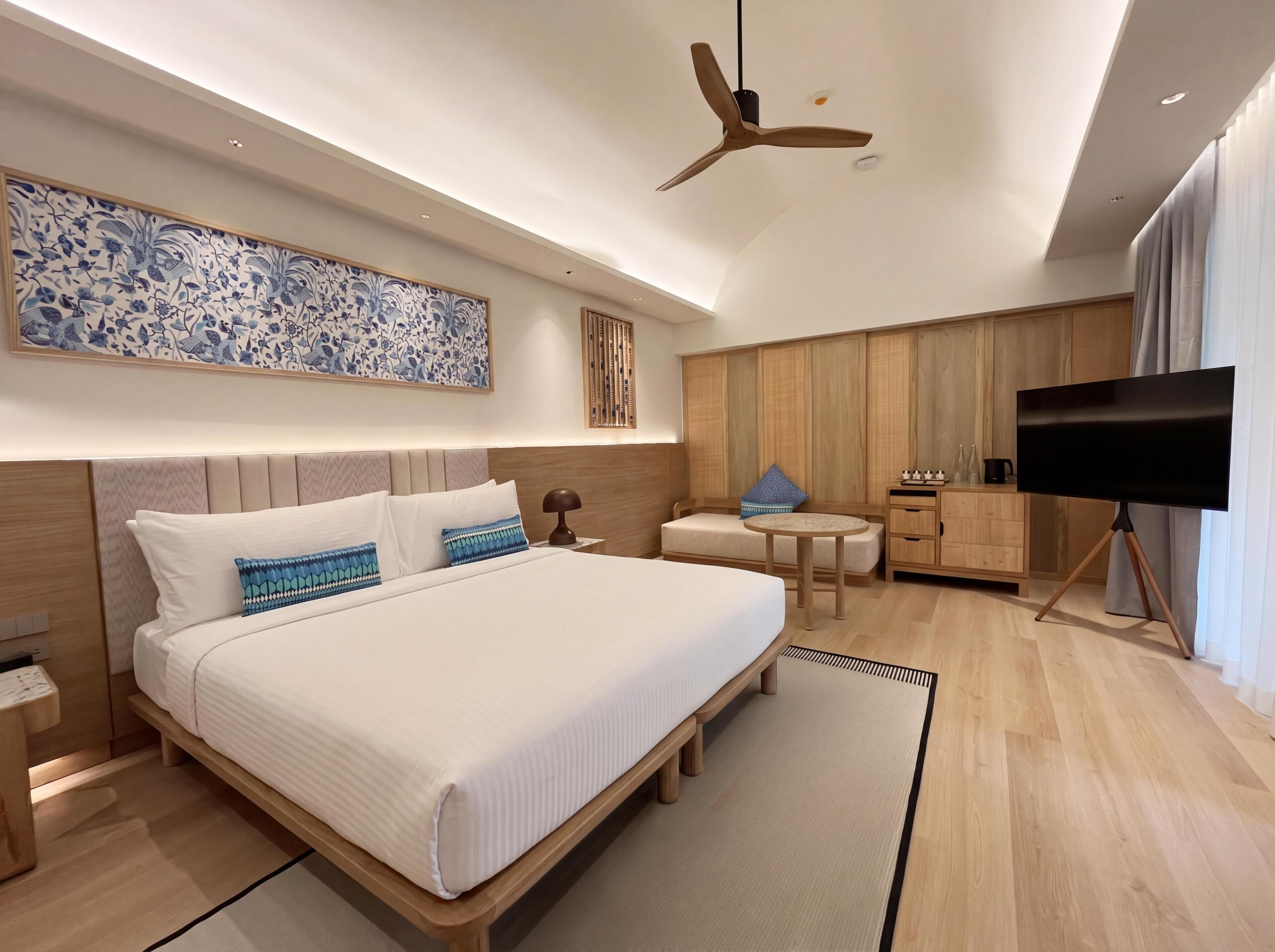 Superior Garden 1 King with FREE THB 1,000 Net Resort Credit per night | In-room safe, blackout drapes, iron/ironing board, WiFi