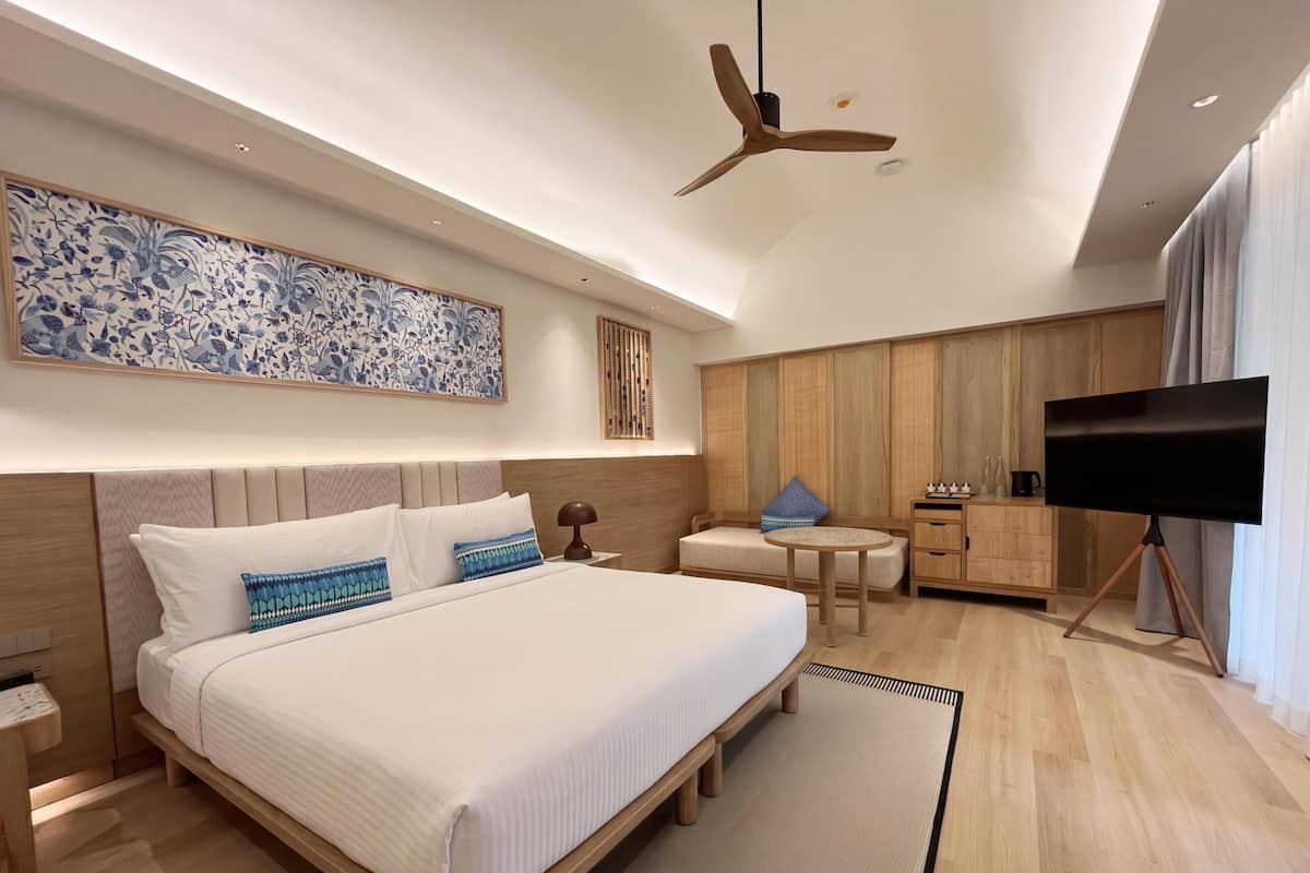 Superior Garden 1 King with FREE THB 1,000 Net Resort Credit per night | In-room safe, blackout drapes, iron/ironing board, WiFi