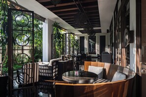 3 restaurants servant le petit déjeuner, le déjeuner et le dîner