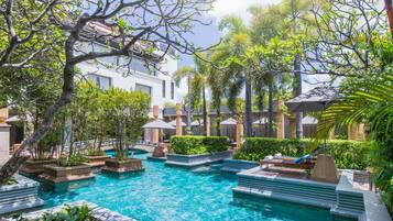 2 piscinas al aire libre, sombrillas, sillones reclinables de piscina