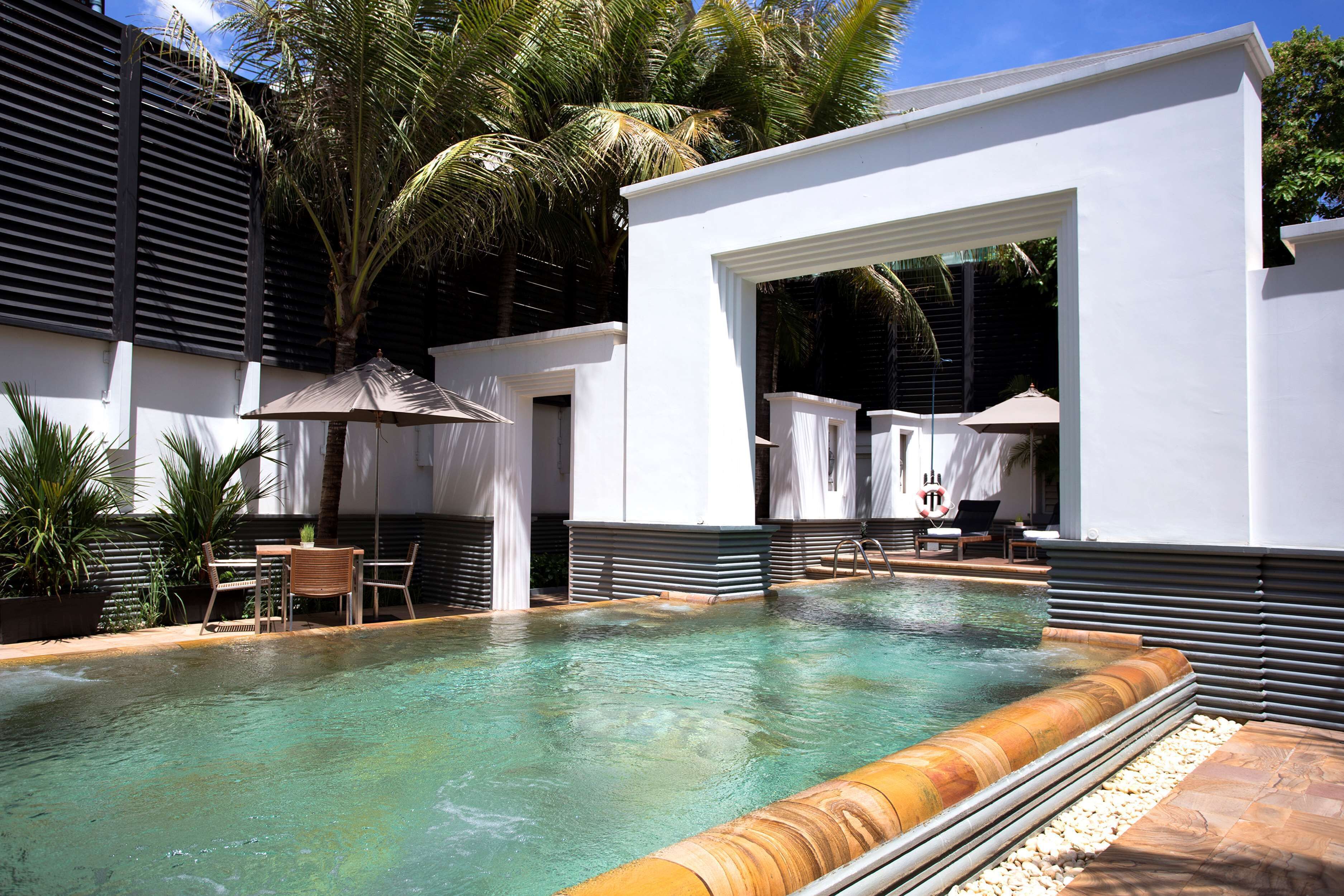 2 piscines extérieures, parasols de plage, chaises longues
