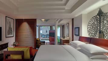 Ein modernes Hotelzimmer mit einem großen Bett, Holzmöbeln und Kunstwerken an den Wänden.