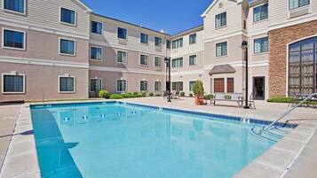 En säsongsöppen utomhuspool