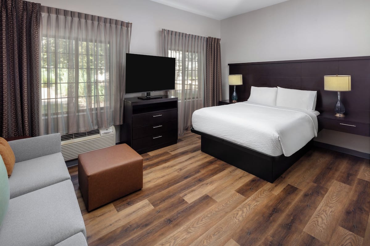In-room safe, blackout curtains, free WiFi, bed sheets