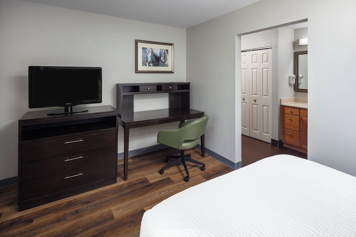 Suite, 1 Bedroom, Kitchen (Living & Dining Area)