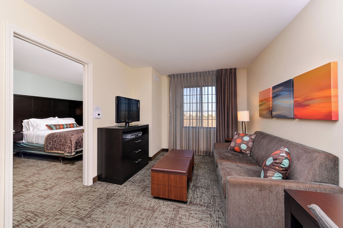 Suite, 1 Bedroom, Kitchen (1 King, Living, Dining) | In-room safe, blackout drapes, WiFi (free), bed sheets