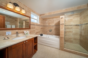 Deep-soaking bathtub - Yellow Bird Hotel (St. Lawrence Gap)