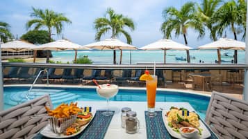 Serveert ontbijt, lunch, Caribische gerechten, uitzicht op de zwembaden