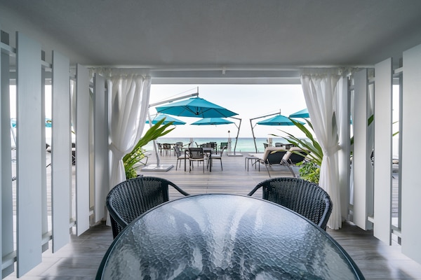 Suite Junior, pemandangan samudra, di pinggir kolam renang | Teras/patio