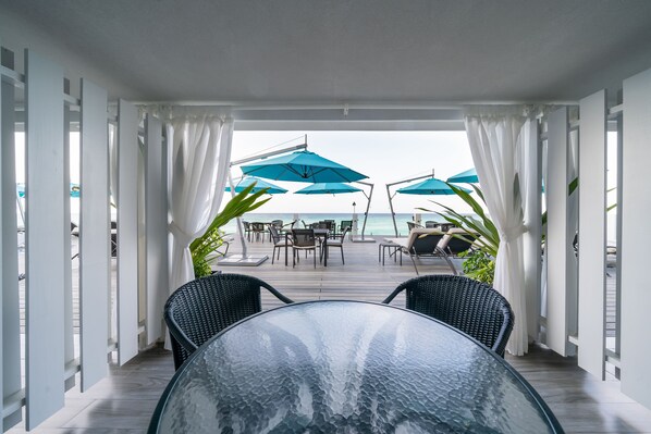 Suite Junior, vue océan, en bord de piscine | Terrasse/Patio