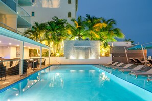 Piscine extérieure, chaises longues