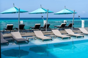 Una piscina al aire libre, tumbonas