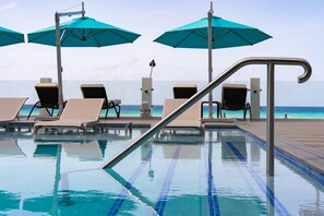 Piscina externa, espreguiƧadeiras