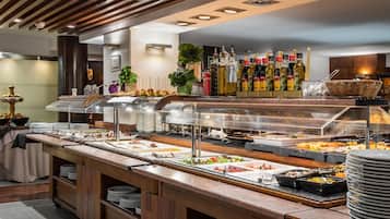 2 restaurants, breakfast served