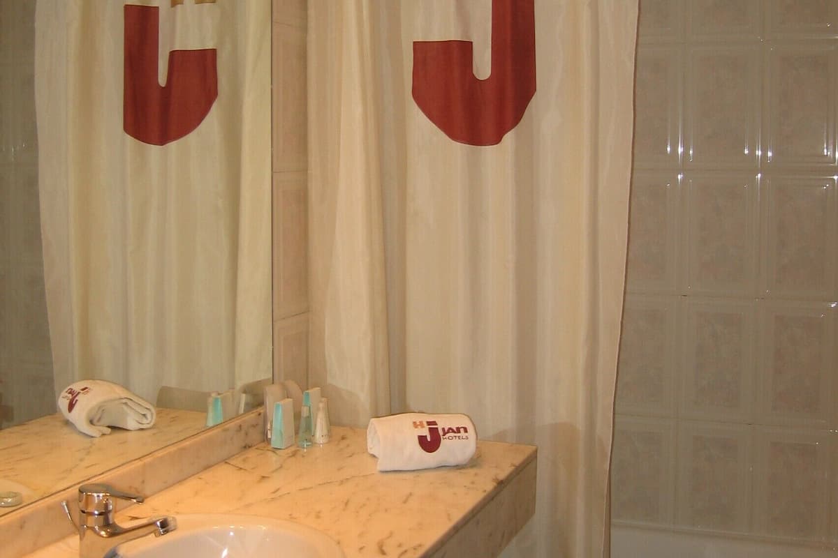Kylpyhuone | Suihkun ja ammeen yhdistelmä, ilmaiset hygieniatuotteet, hiustenkuivaaja