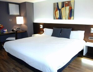 Minibar, coffres-forts dans les chambres, bureau