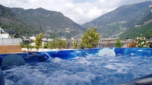Un jacuzzi con montañas al fondo.