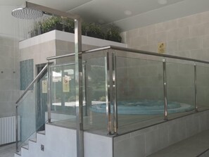 浴缸、蒸氣室、臉部療程、按摩室/療程室、美甲與護足、按摩服務