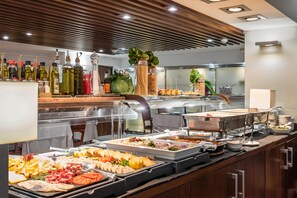 2 restaurantes; se sirven desayunos 