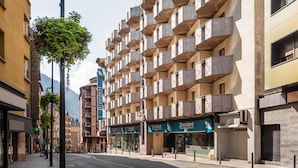 Un hotel con fachada moderna, varios balcones y un llamativo letrero que dice 'President Hotel'.