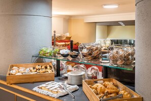 每日供應吃到飽早餐 (每人 EUR8.00)