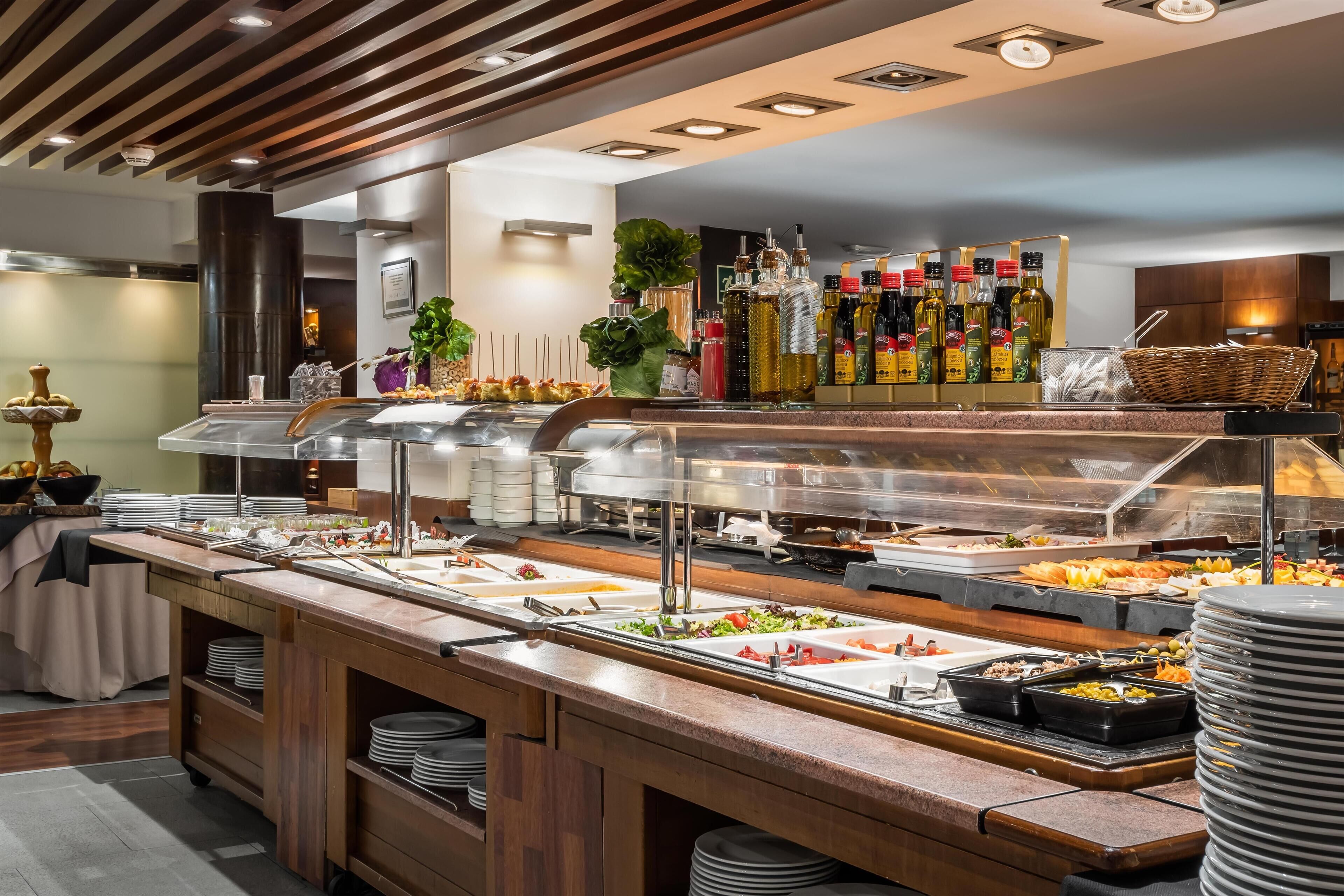 2 restaurants, breakfast served