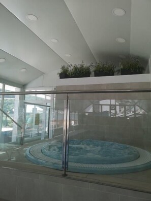 Whirlpool, Dampfbad, Gesichtsbehandlungen, Massage- und Behandlungsräume