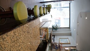 Un coin cuisine doté de plans de travail en granit, d’une fenêtre offrant une vue sur la ville et d’une plante posée sur le rebord de la fenêtre.