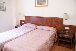 Standard Triple Room | Desk, blackout curtains, free cots/infant beds, free WiFi - Hotel Sant Jordi by ALEGRIA (Andorra la Vella)