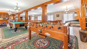 Ein Billardtisch, ein Kicker und eine Bar befinden sich in der Hotelhalle.