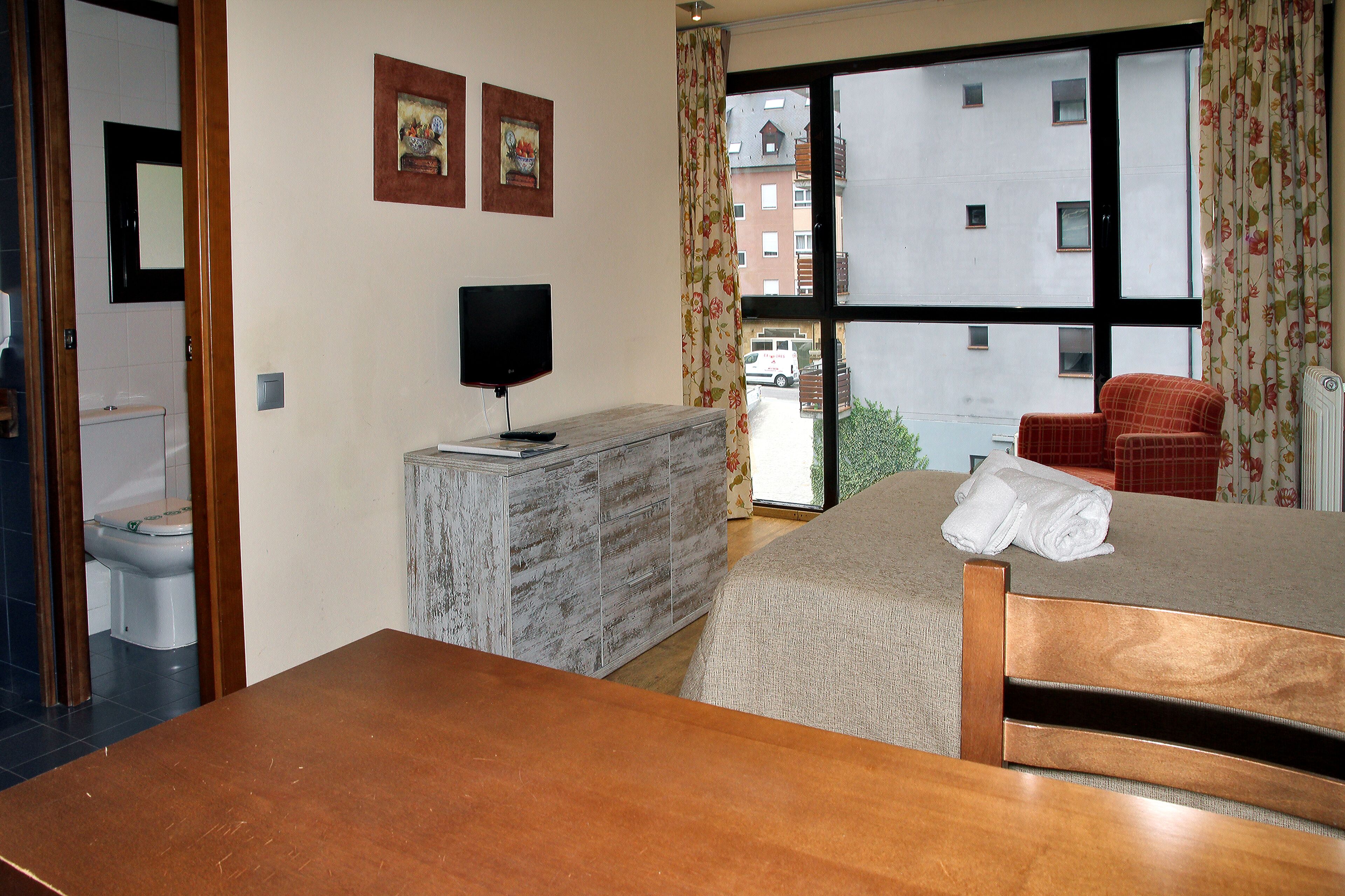 studio | in-room safe, desk, free wifi, bed sheets