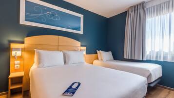 Driepersoonskamer | Een bureau, verduisterende gordijnen, gratis wifi, beddengoed