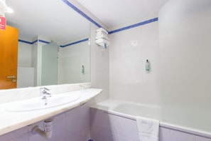 Articles de toilette écologiques, sèche-cheveux, serviettes fournies