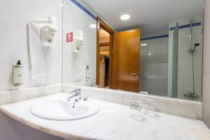 Amenidades de baño ecológicas, secadora de cabello, toallas, jabón
