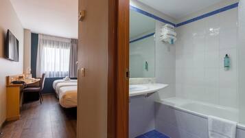 Habitación triple | Colchones viscoelásticos, escritorio, cortinas opacas y wifi gratis